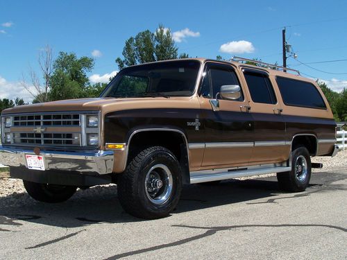 1987 chevy gmc 4x4 suburban  loaded original condition low miles 100% rust free