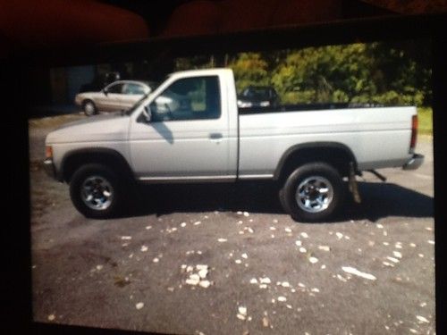 1996 nissan pickup xe standard cab pickup 2-door 2.4l