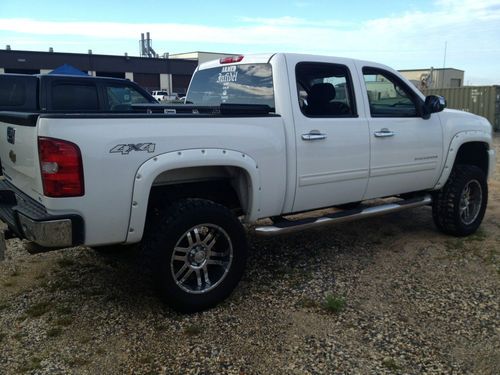 2011 Chevy Silverado sothern comfort package 4x4 24,000 miles, image 5