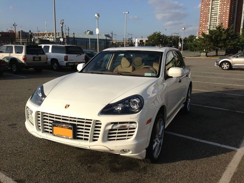 Low 24k mieage + warranty, 2009 porsche cayenne gts sand white/havanna alcantara