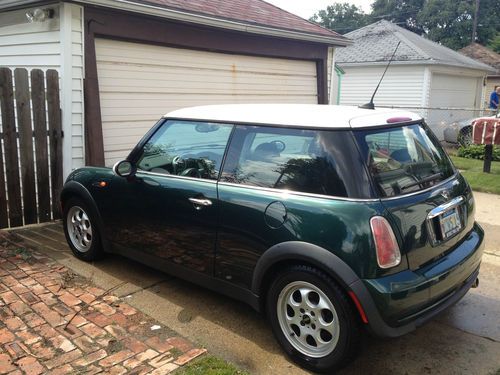 2005 mini cooper base hatchback 2-door 1.6l one owner 5-speed manual 139k runs