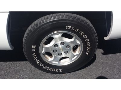 ((Chevy Silverado clean mint truck cold a/c ext cab low miles 79k drives great)), image 23