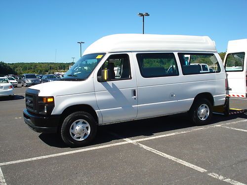 09 ford e250 handicap van wheel chair lift braun lift runs perfect clean