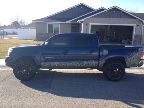 Toyota tacoma 4x4 low reserve!!! great truck