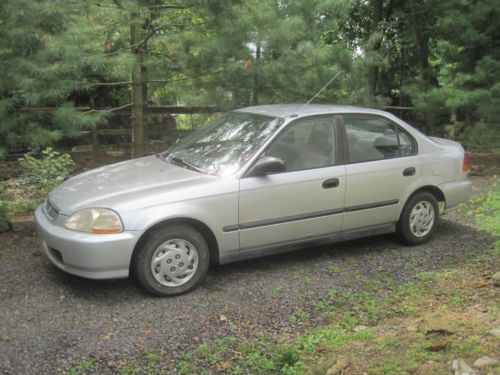 Sedan dx silver 5 speed manual transmission 4-door 1.6l engine