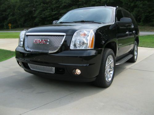 Yukon denali 2011 excellent condition awd