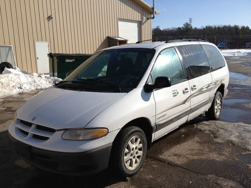 2000  dodge grand caravan. runs perfect! oxid in the rear