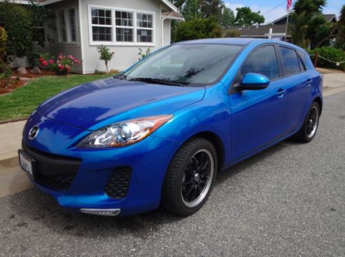 Skyactiv hatchback 5 door, manual 6-speed, w upgrades! low miles!