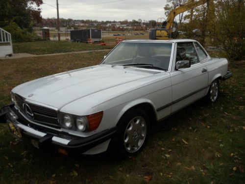 White 1986 Mercedes Benz 560SL Roadster low miles and great condition, US $13,000.00, image 2