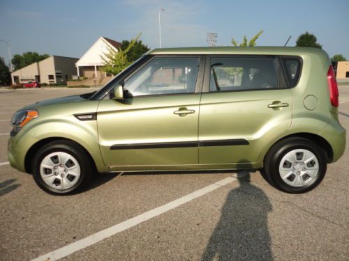 2012 kia soul base hatchback 4-door 1.6l