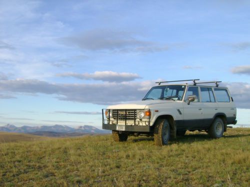 Fj60 toyota landcruiser with custom bumper and yakima rack