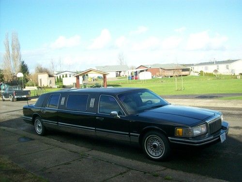 Low mileage clear title 1994 base 4 door lincoln town car limousine,