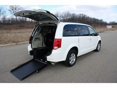 2011 grand caravan handicap accessible wheelchair van rear entry ramp loaded!