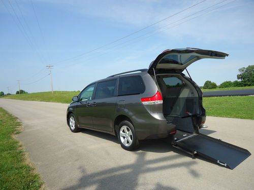 2011 toyota sienna wheelchair/handicap ramp van rear entry conversion