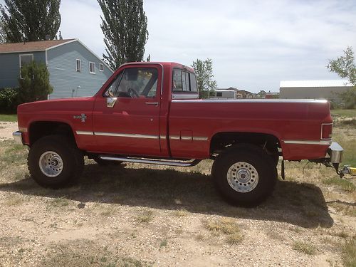 1987 chevrolet 10 silverado 4x4 pickup. really nice truck!!!