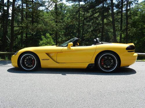 2005 dodge viper race yellow convertible only 9500 miles!!