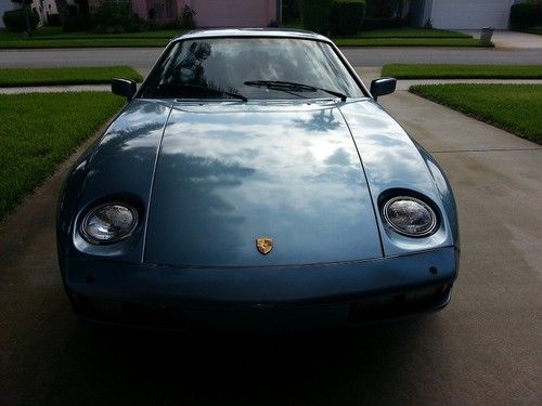 Beautiful azzuro blue porsche 928s 32