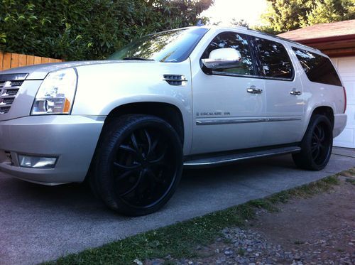 2007 cadillac escalade on 26s,stereo system,fully loaded, super clean..