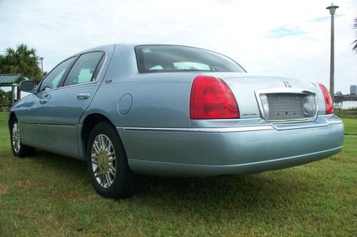 2006 Lincoln Town Car Signature Limited Sedan 4-Door 4.6L, image 3