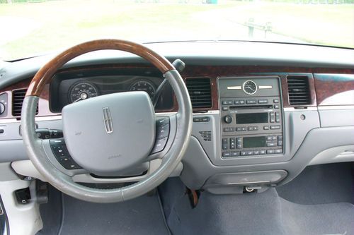 2006 Lincoln Town Car Signature Limited Sedan 4-Door 4.6L, image 8