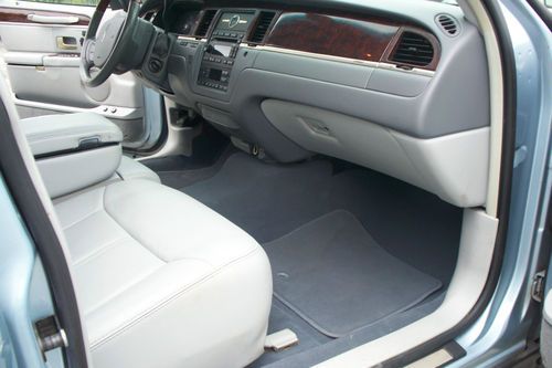 2006 Lincoln Town Car Signature Limited Sedan 4-Door 4.6L, image 9