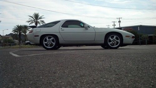 1988 porsche 928s4.. white.. no accidents, no rust.. recent service.. nice car..