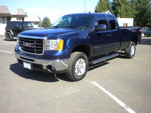 2010 gmc silverado 3500 extra cab  4x4 6.0l, one owner, like new, loaded.