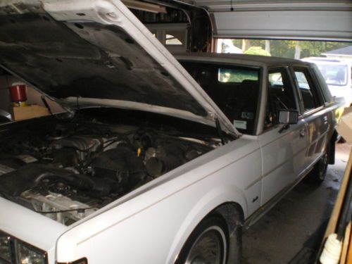 1989 lincoln town car white w/burgundy leather interior