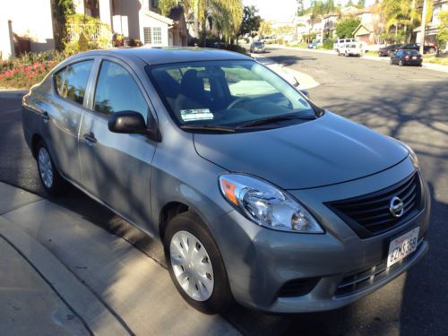 2013 nissan versa - 5700 miles - manual transmission