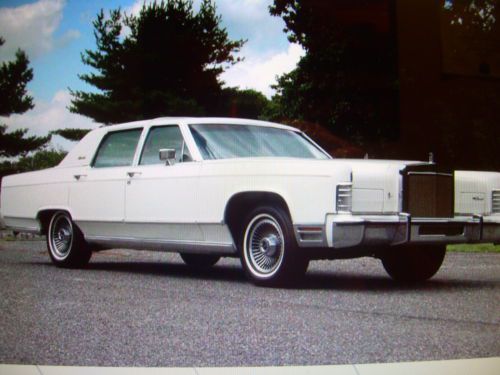1979 Lincoln Towncar White Exterior with Navy Blue Leather Interior., image 4