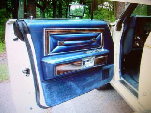 1979 Lincoln Towncar White Exterior with Navy Blue Leather Interior., image 18