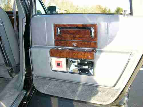 1992 CADILLAC FLEETWOOD BROUGHAM 20,902 ORIGINAL MILES BLACK W/GREY INTERIOR, image 17