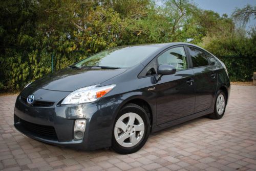 2010 toyota prius 66k mi - clean title - gray - pristine!