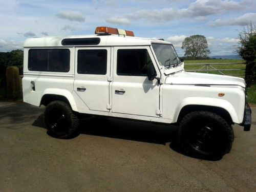 COMPLETELY ORIGINAL 1987 LANDROVER DEFENDER 110 STATION WAGON FINISHED IN WHITE, image 2