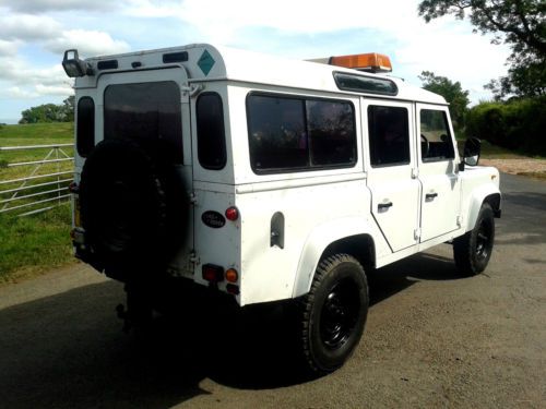 COMPLETELY ORIGINAL 1987 LANDROVER DEFENDER 110 STATION WAGON FINISHED IN WHITE, image 4