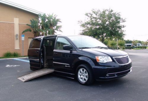 2011 chrysler town&amp;country touring braun wheelchair handicap van, only 26k miles