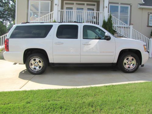 2007 suburban lt3 sunroof, heated seats, dvd.