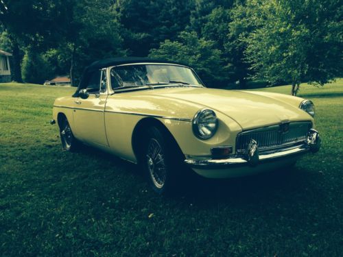 Mgb 1969 restored primrose yellow black leather with overdrive, drive or show