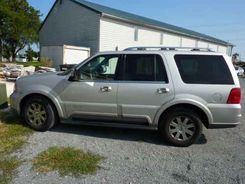One owner 2004 lincoln navigator 4x4 runs and looks great