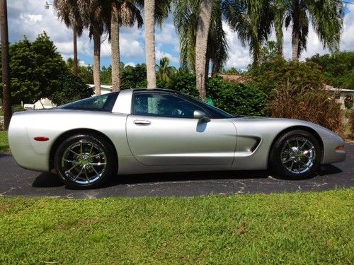 Very clean low milage 2004 silver corvette