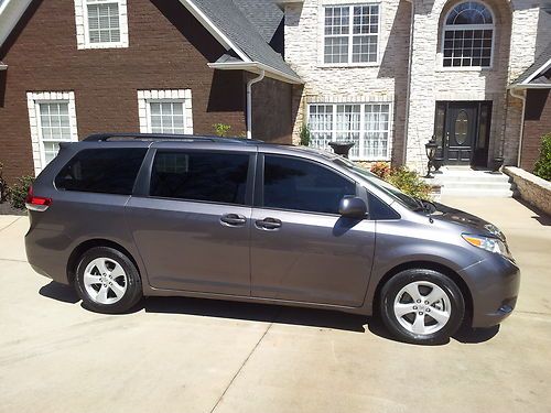 2011 toyota sienna le, 8 pass, 1 owner, 24k miles, clean.