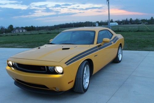 2012 dodge challenger r/t coupe 2-door 5.7l