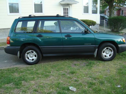 1998 subaru forester 5 speeds,4cyl 2.5l engine awd,one owner,no reserve ,clean