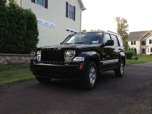 2012 jeep liberty sport lattitude limited 4-door 3.7l like new! 4000 miles!