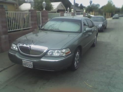 2005 lincoln town car signature sedan 4-door 4.6l    2nd owner