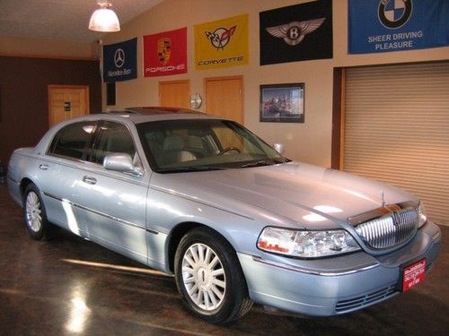 2005 lincoln town car signature heated leather moonroof clean carfax only $9,995