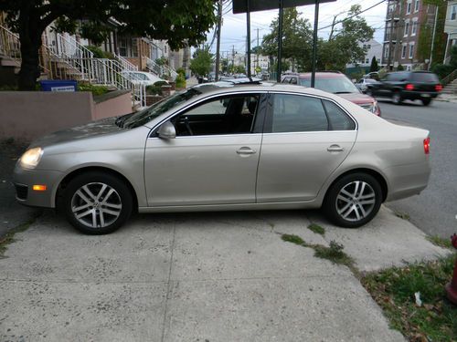 2005 vw jetta sedan 2.5 se - very clean! low miles! clean carfax! leather!