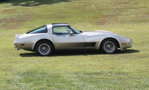 1982 chevrolet corvette collector's edition hatchback 2-door 5.7l