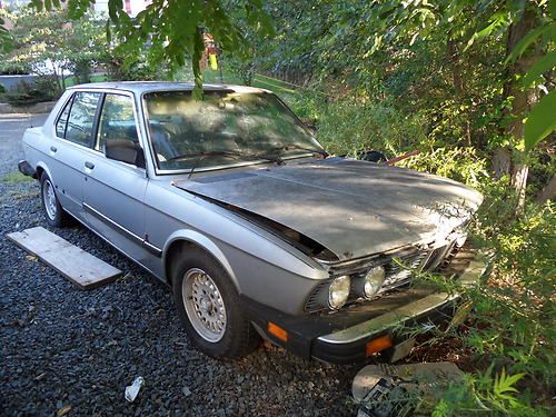 Bmw 528e 1985, stick shift, no reserve!!!  good engine and trans, fair shape.