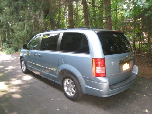 2008 Chrysler Town & Country Touring 3.8L V6 FWD mini passenger van, image 2